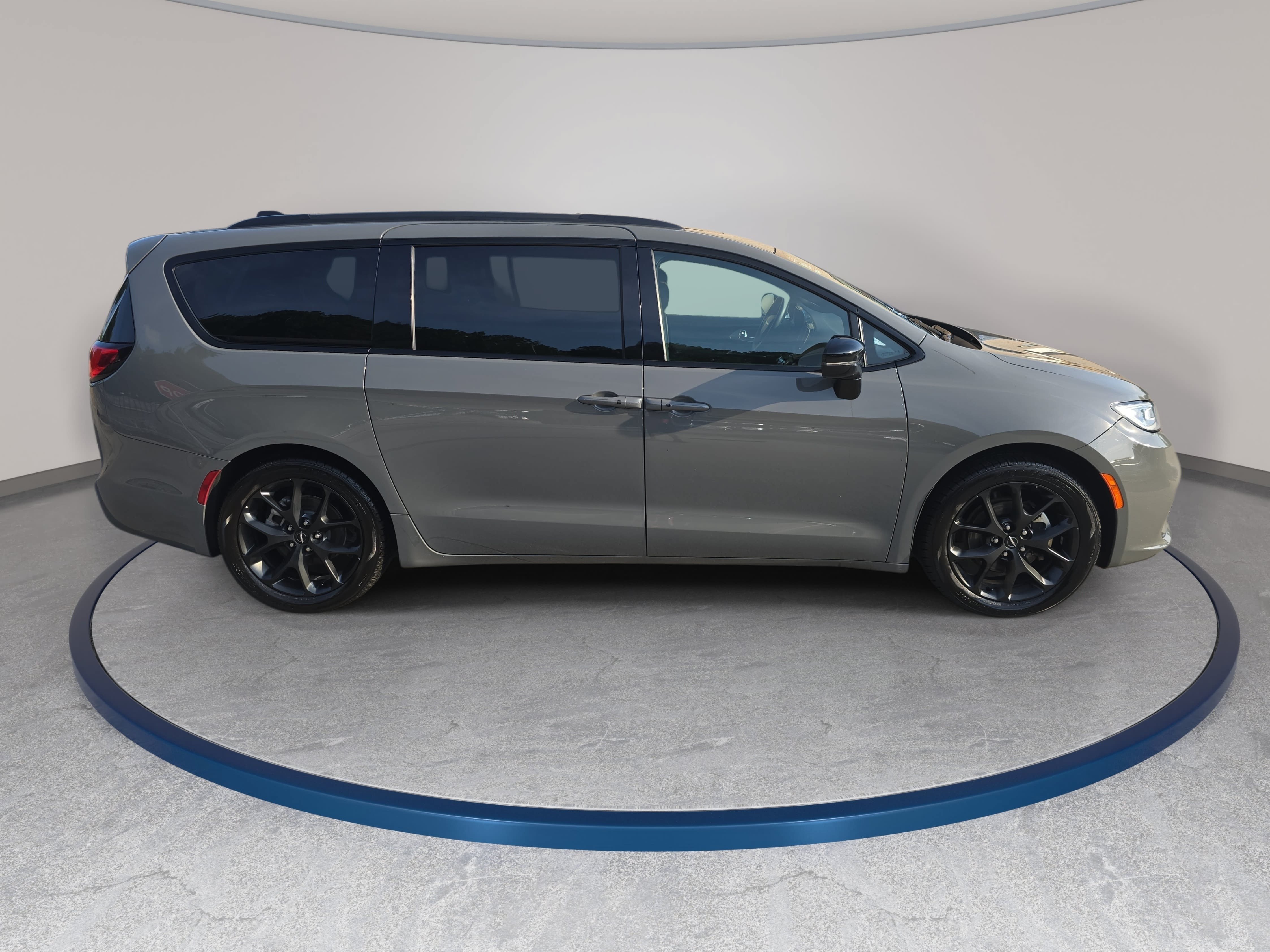 Used 2025 Chrysler Pacifica Limited FWD image 4