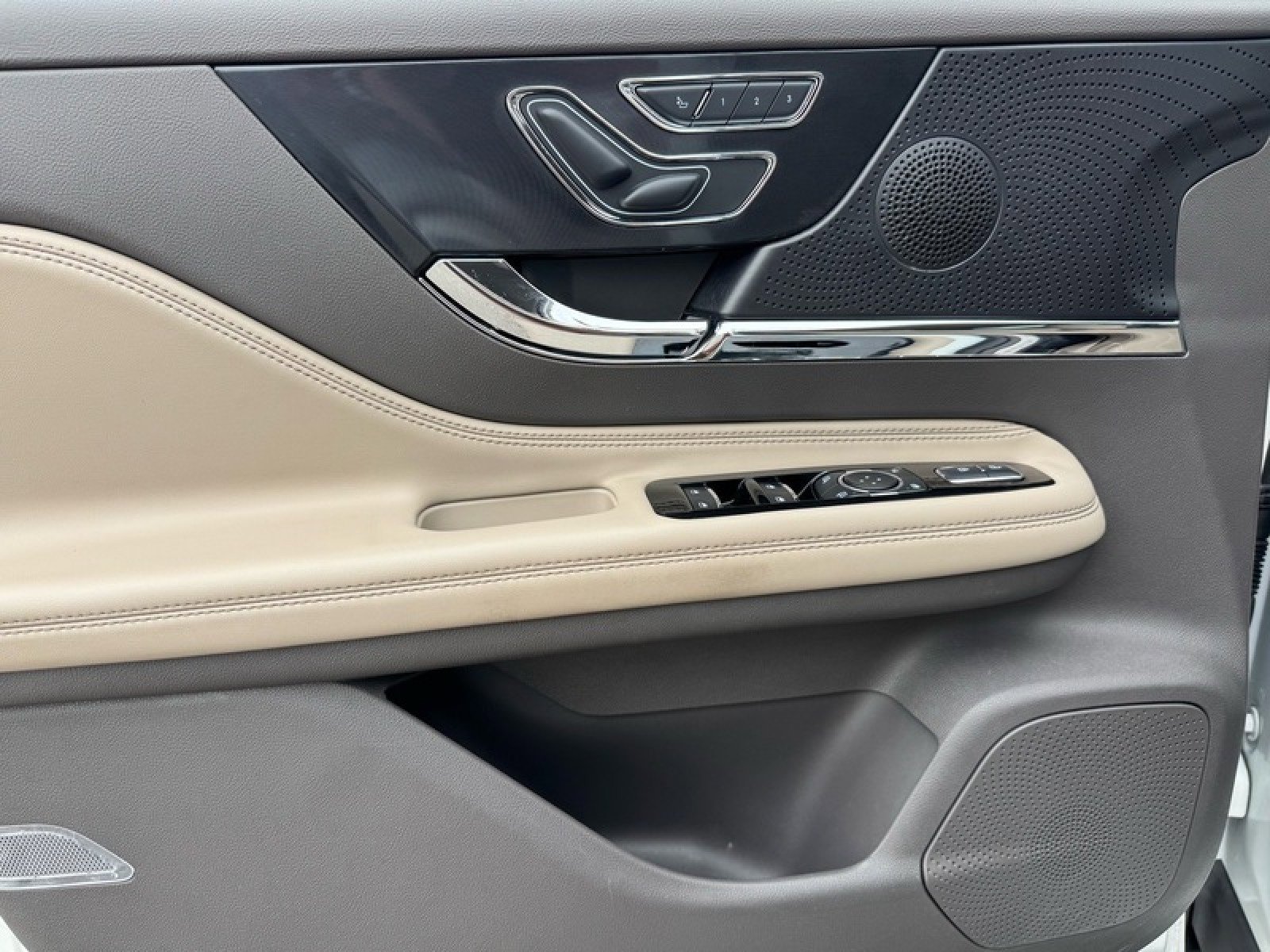 Used 2023 Lincoln Corsair Reserve w/ Equipment Group 201A image 15