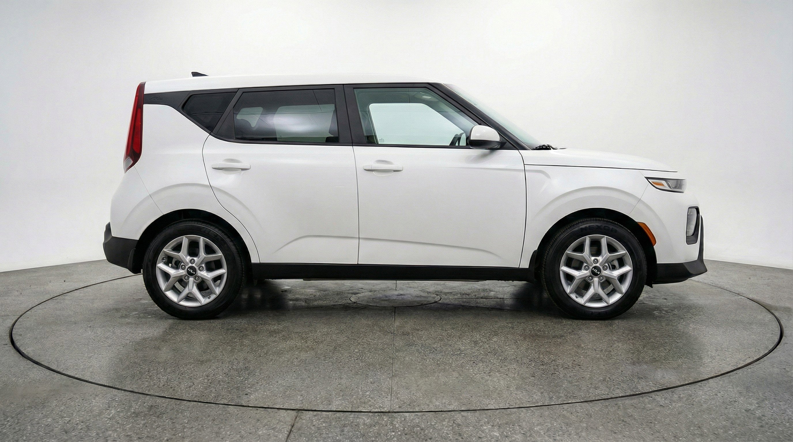 Used 2025 Kia Soul LX w/ LX Technology Package FWD image 11
