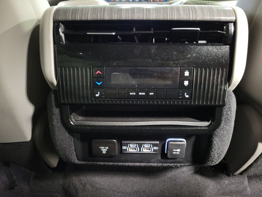 Used 2024 Jeep Wagoneer L Series II w/ Flexible Seating Group AWD/4WD image 26