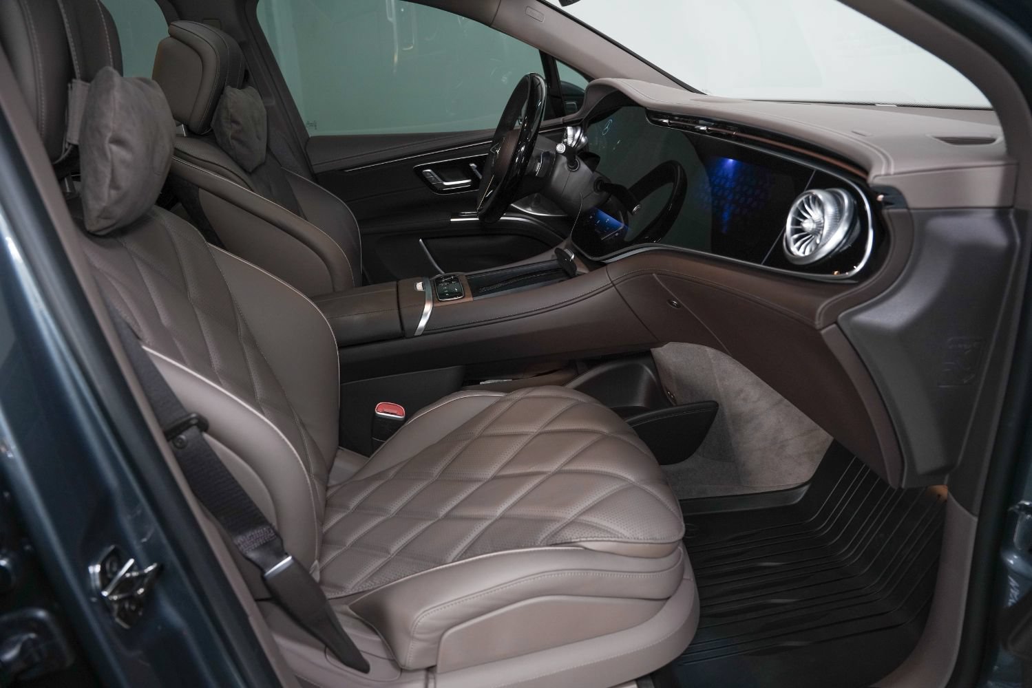 Used 2025 Mercedes-Benz Maybach EQS 680 4MATIC image 2