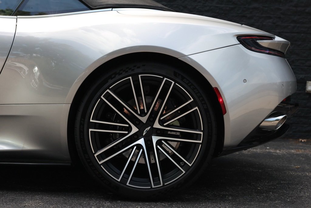 Used 2024 Aston Martin DB12 Convertible image 31