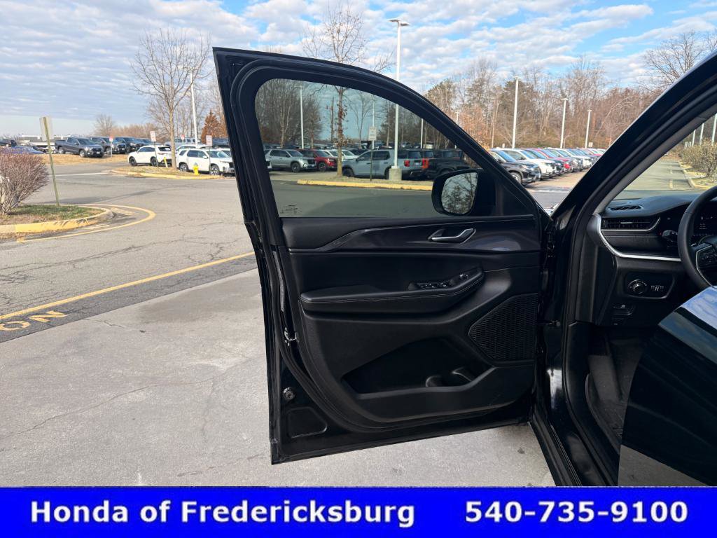 Used 2023 Jeep Grand Cherokee Laredo image 15