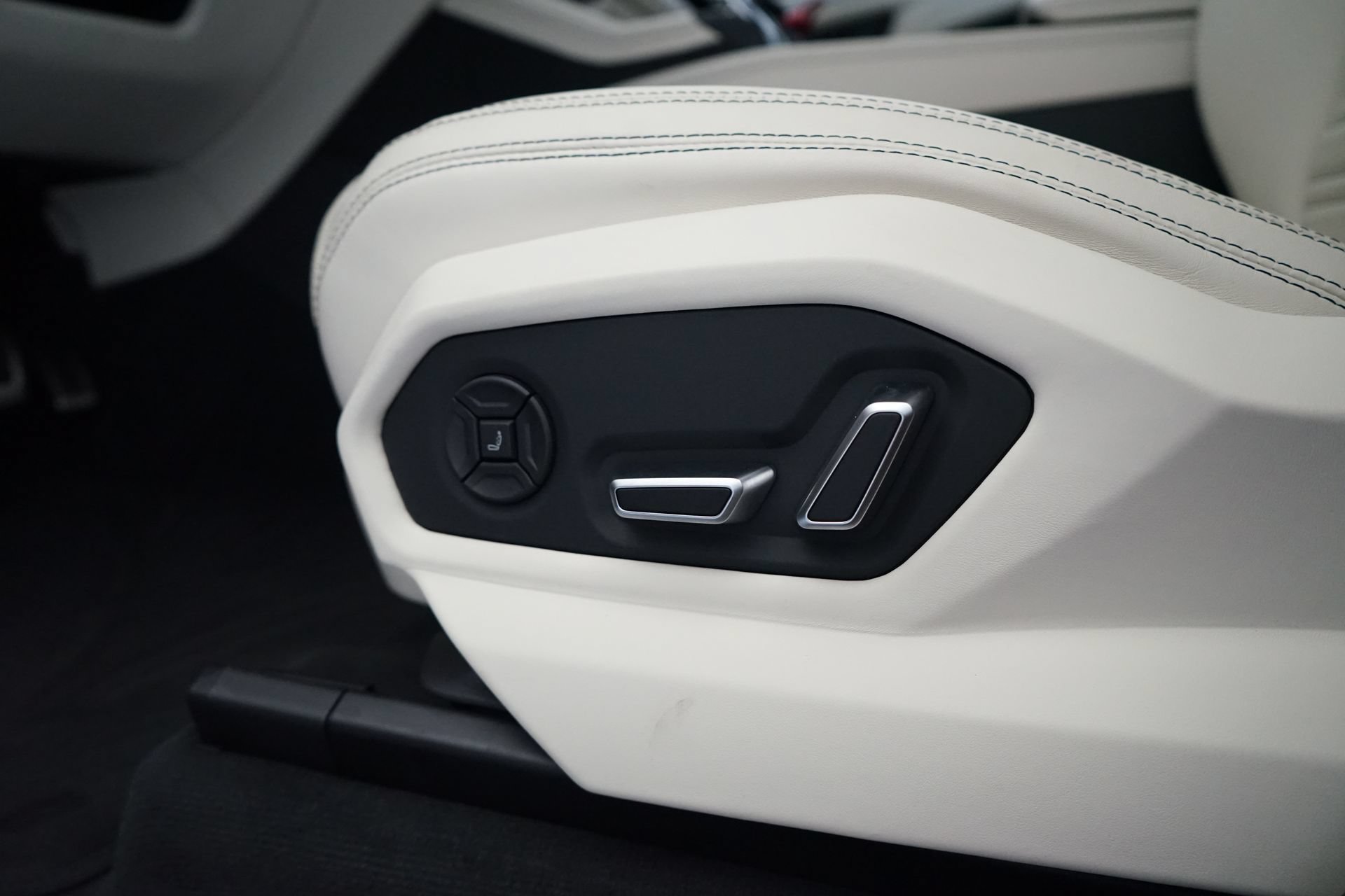 Used 2025 Lamborghini Urus SE AWD/4WD image 31