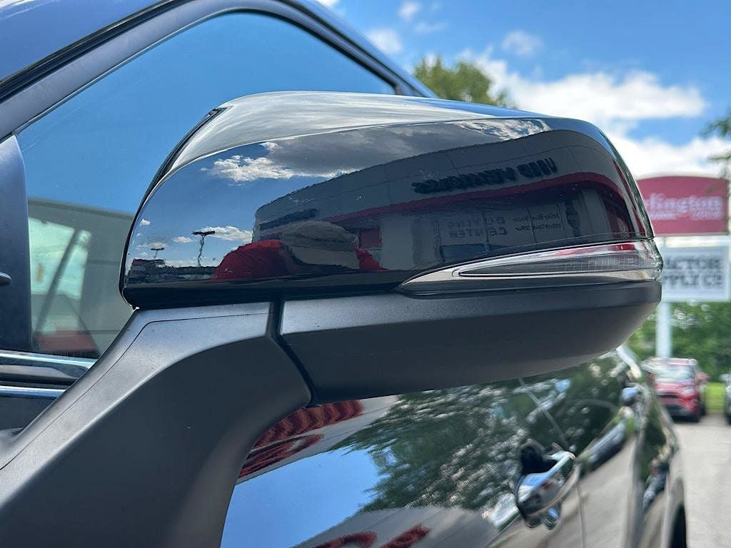 Certified 2023 Toyota Highlander XLE AWD/4WD image 10