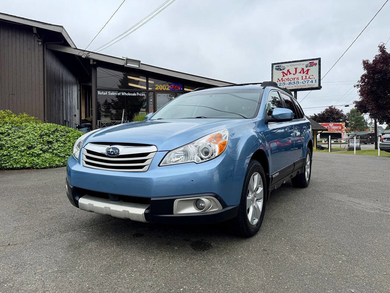 Used 2011 Subaru Outback 2.5i Limited w/ PWR Moonroof Pkg AWD/4WD image 2