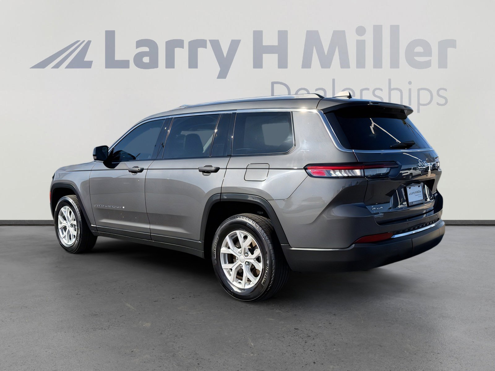 Used 2024 Jeep Grand Cherokee L Limited w/ Trailer Tow Package image 3