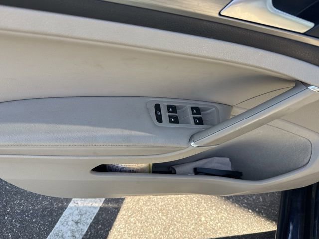 Used 2015 Volkswagen Golf S image 18