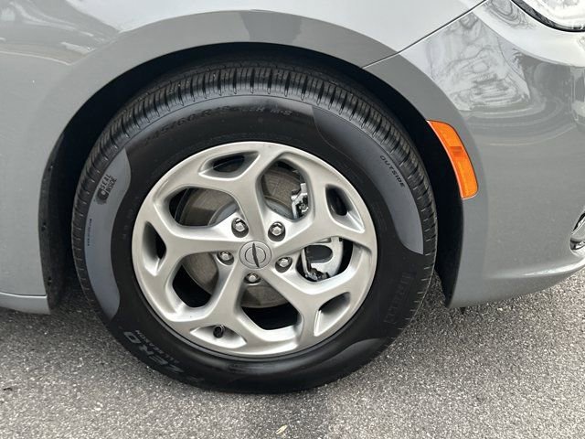 Certified 2024 Chrysler Pacifica Limited image 16