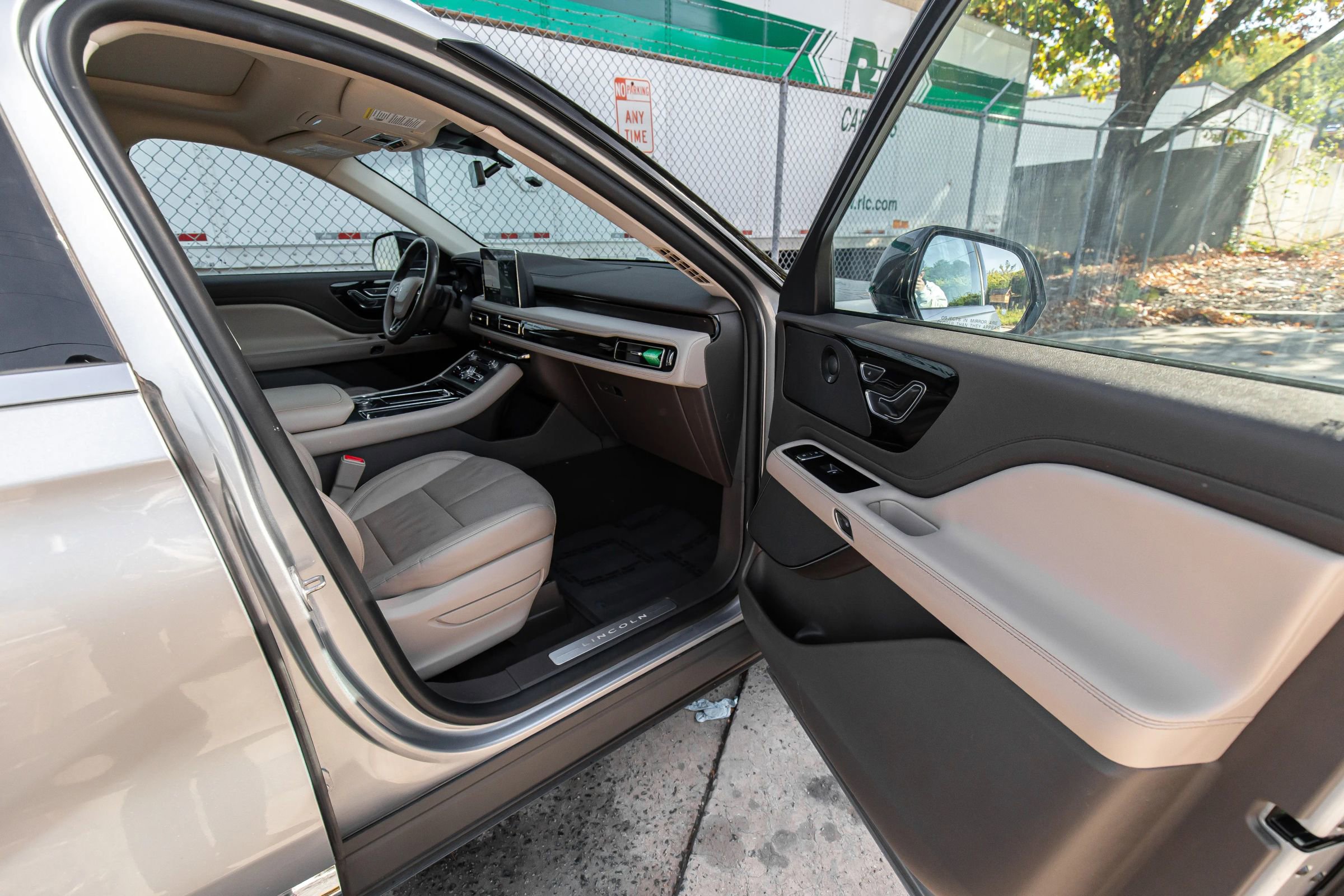 Used 2020 Lincoln Aviator Reserve w/ Equipment Group 201A image 33