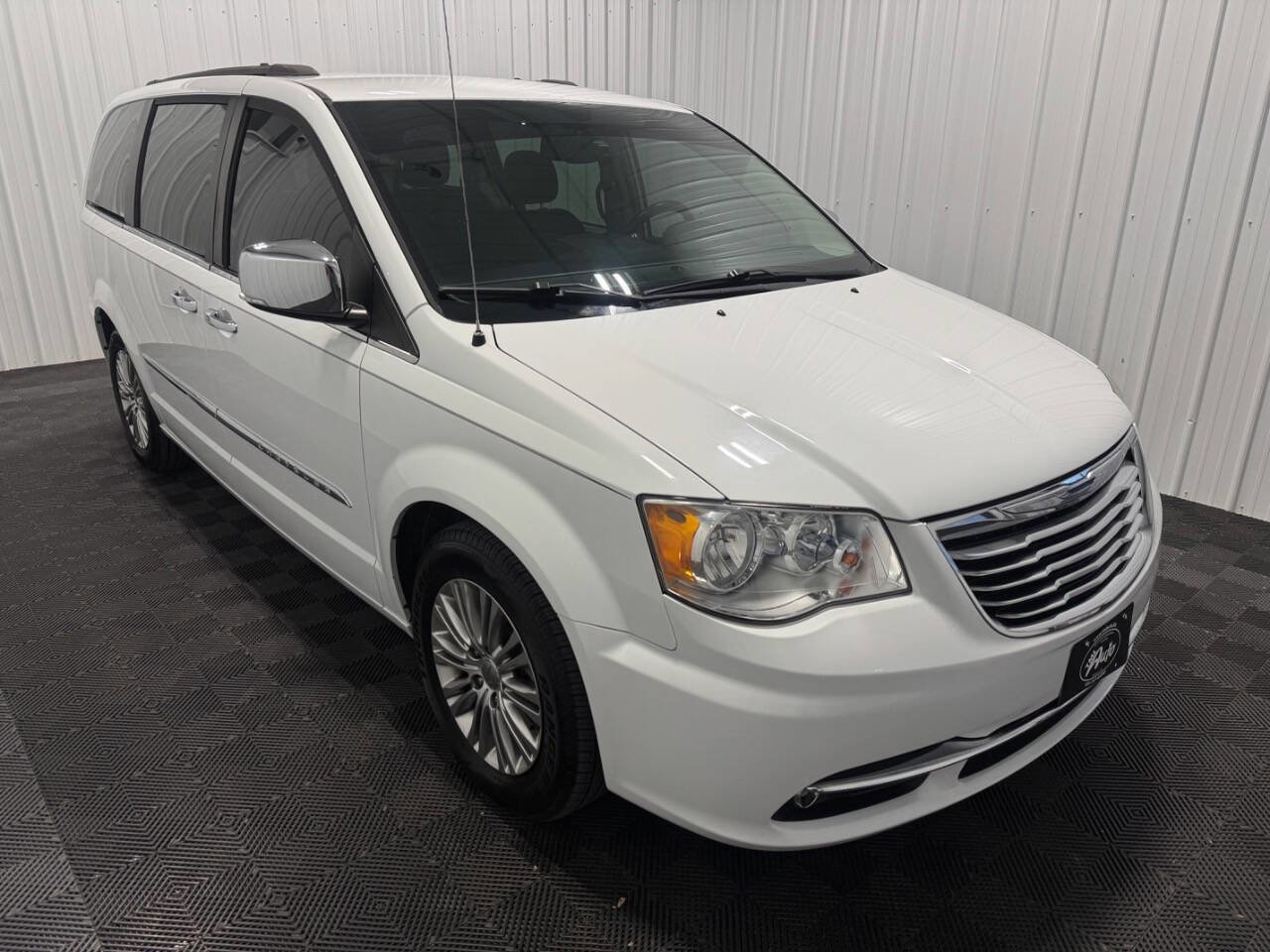 Used 2015 Chrysler Town & Country Touring-L w/ Driver Convenience Group image 2