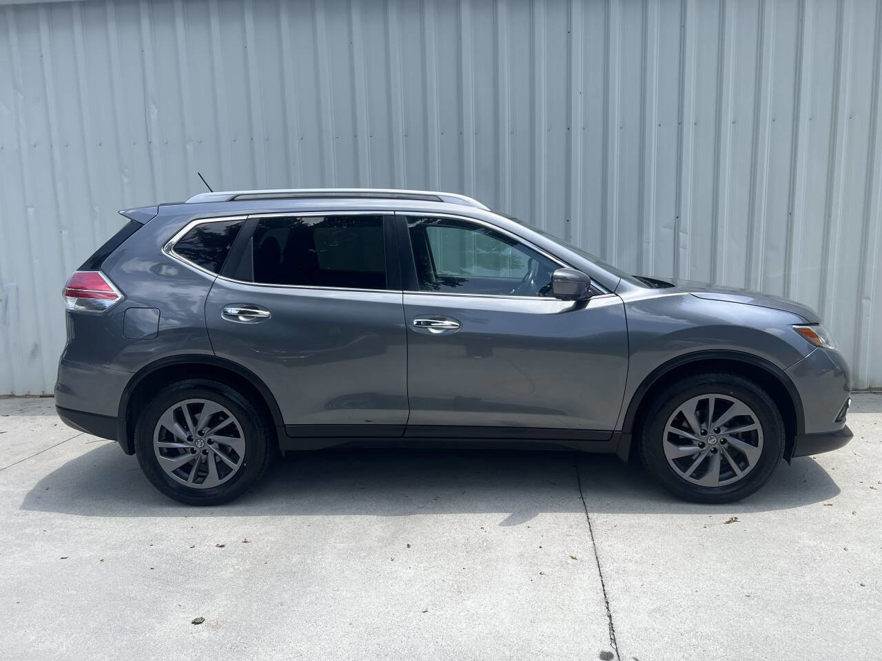 Used 2016 Nissan Rogue SL w/ SL Premium Package image 2