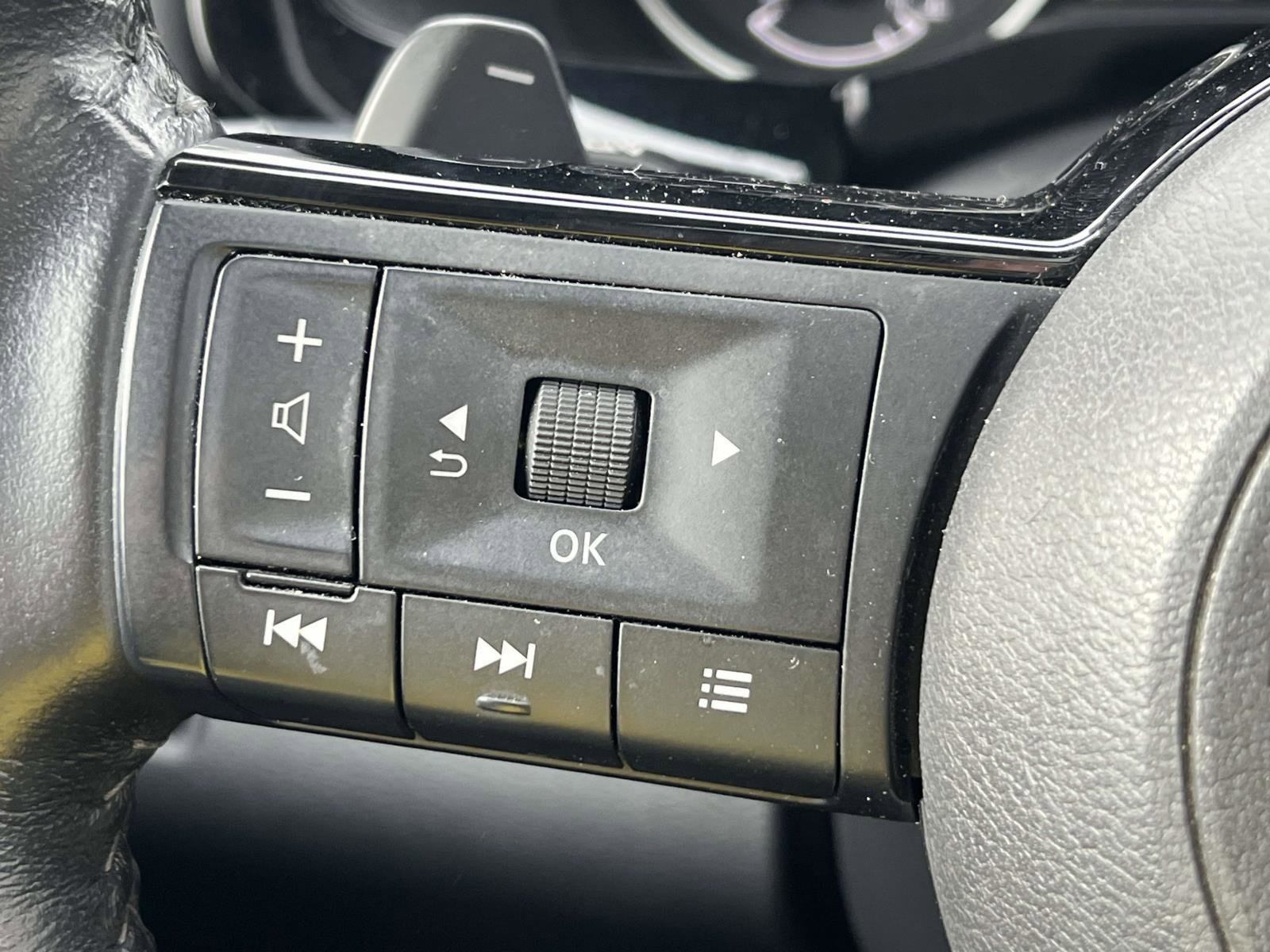 Used 2022 Nissan Pathfinder SV w/ SV Premium Package image 24