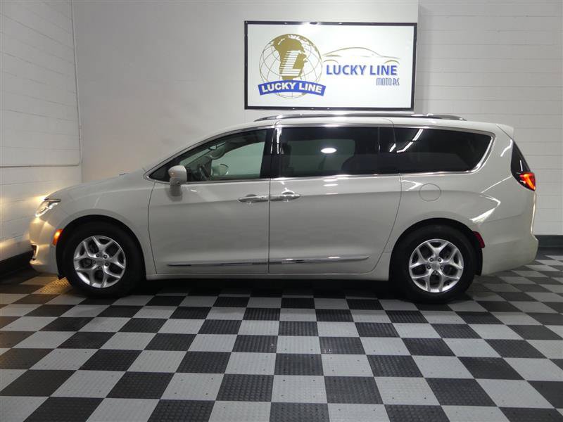 Used 2020 Chrysler Pacifica Touring-L w/ Tire & Wheel Group FWD image 7