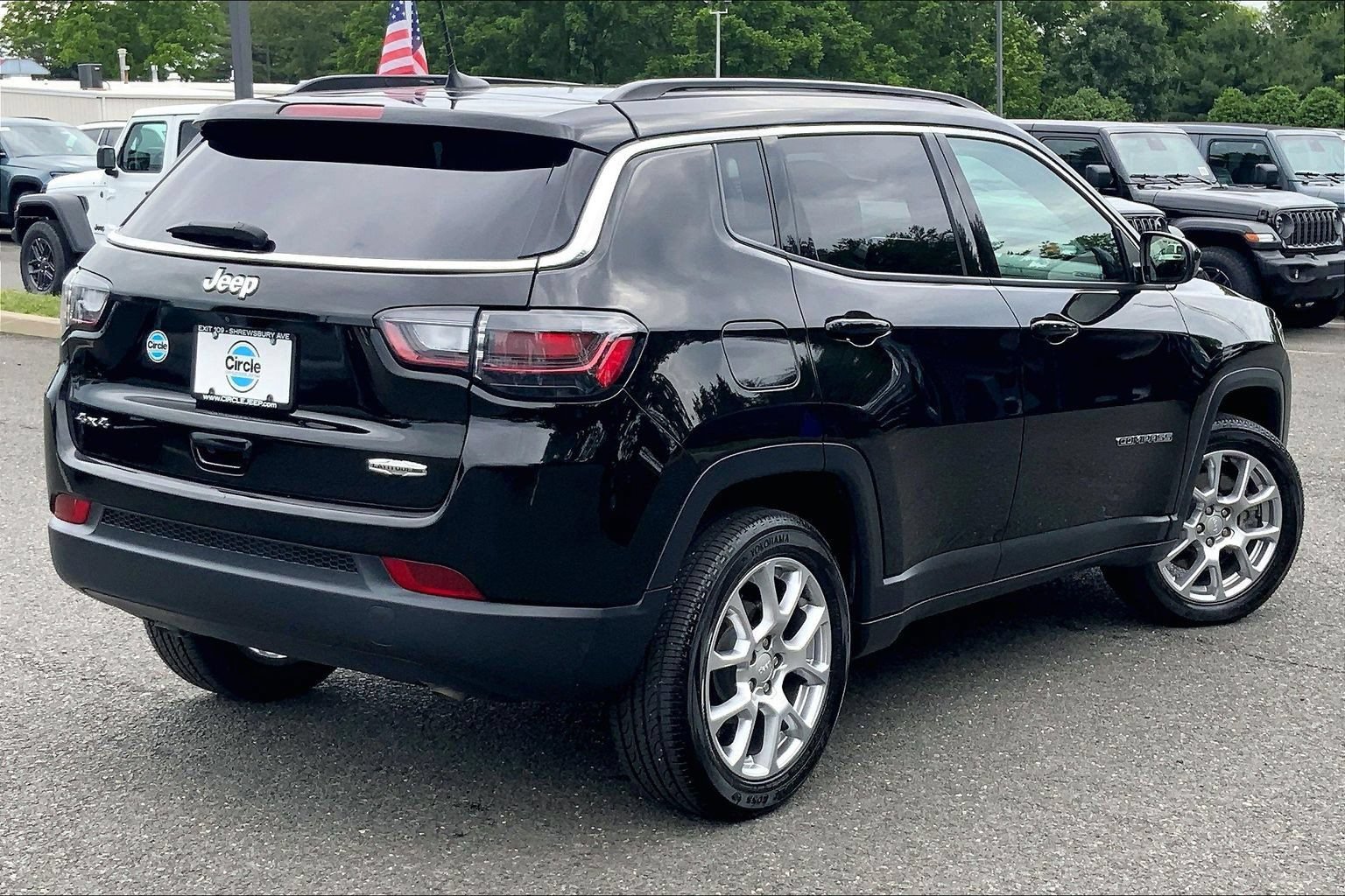Certified 2023 Jeep Compass Latitude w/ Sun and Sound Group AWD/4WD image 12