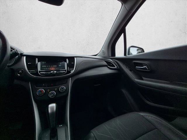 Used 2017 Chevrolet Trax LT w/ LT Convenience Package FWD image 3