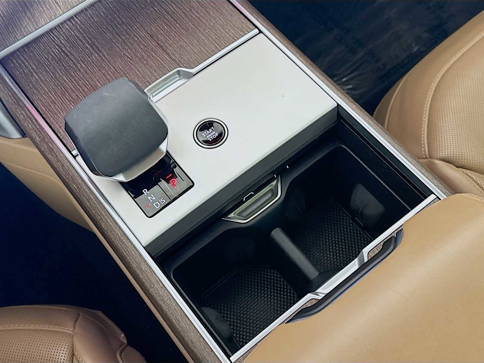 Used 2024 Land Rover Range Rover Long Wheelbase SE image 18