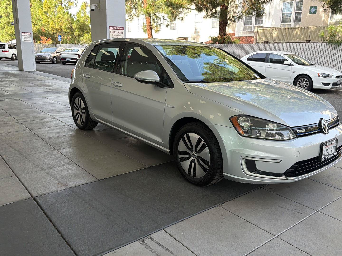 Used 2016 Volkswagen e-Golf SE w/ DC Fast Charging Package FWD image 7