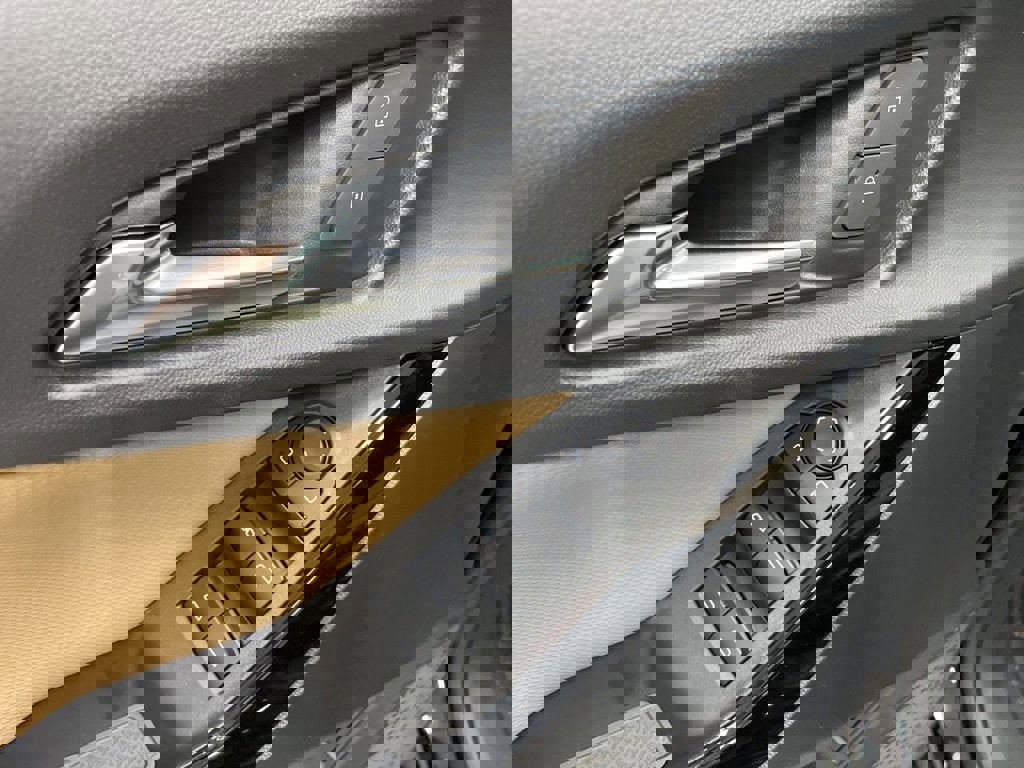 New 2025 Chevrolet Equinox ACTIV w/ Safety and Technology Package image 21