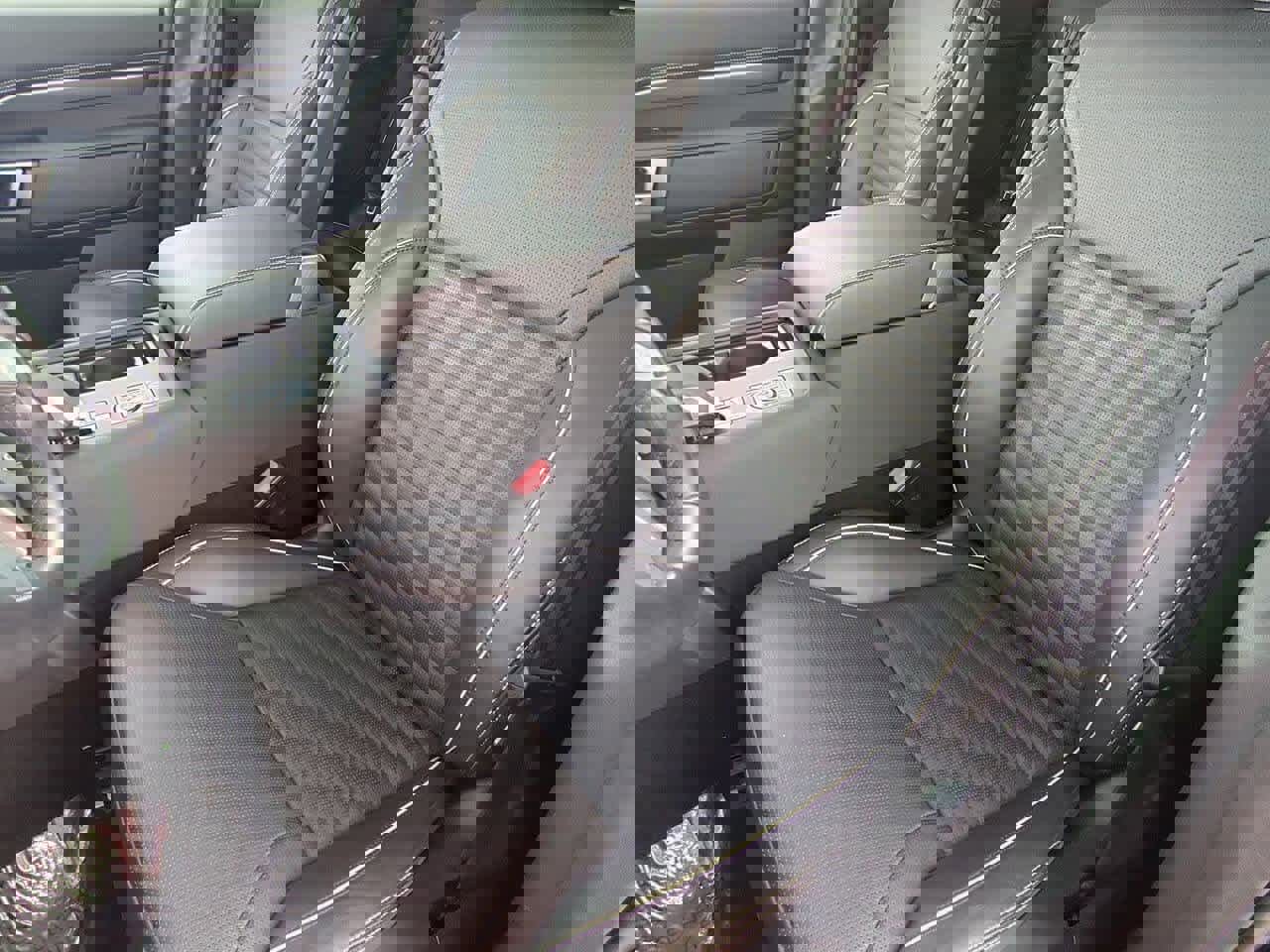 Used 2024 Land Rover Discovery Metropolitan Edition image 15