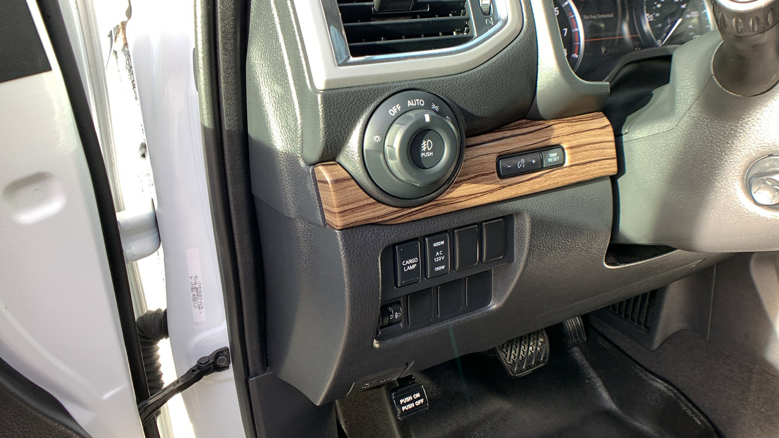 Used 2020 Nissan Titan SL w/ Moonroof Package image 12