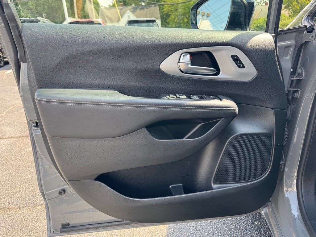 Used 2025 Chrysler Pacifica Limited FWD image 13