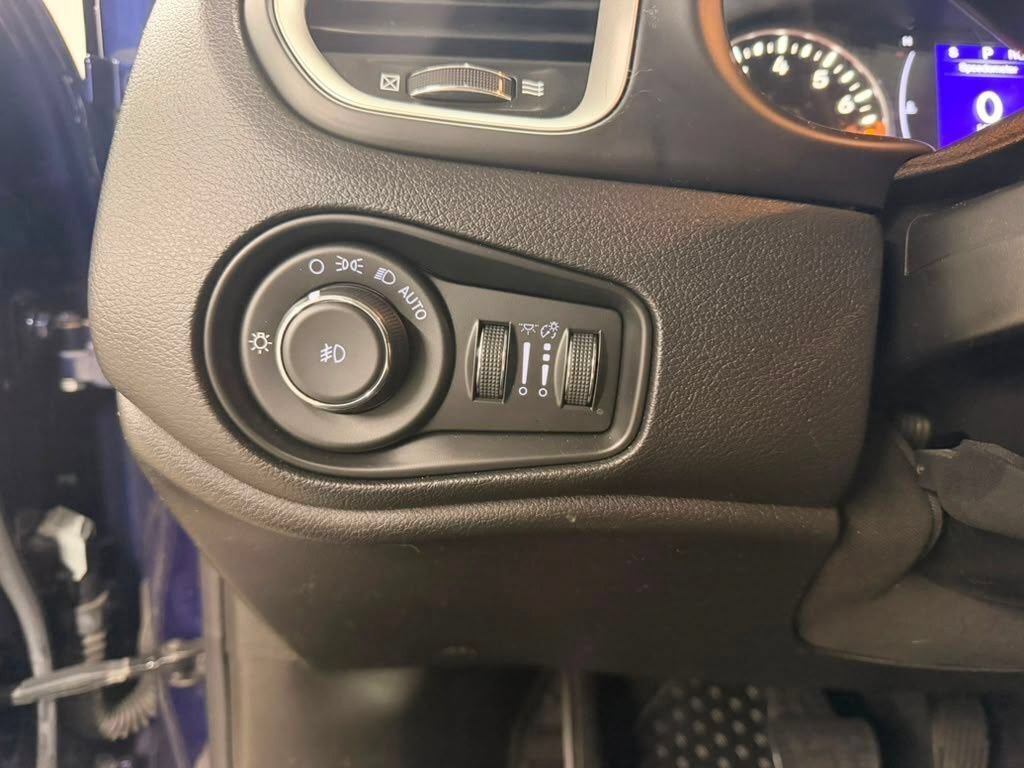 Used 2018 Jeep Renegade Latitude w/ Cold Weather Group AWD/4WD image 25