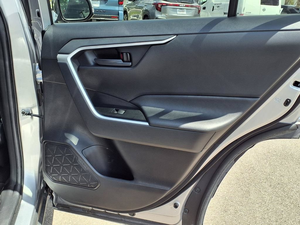 Used 2021 Toyota RAV4 LE AWD/4WD image 14