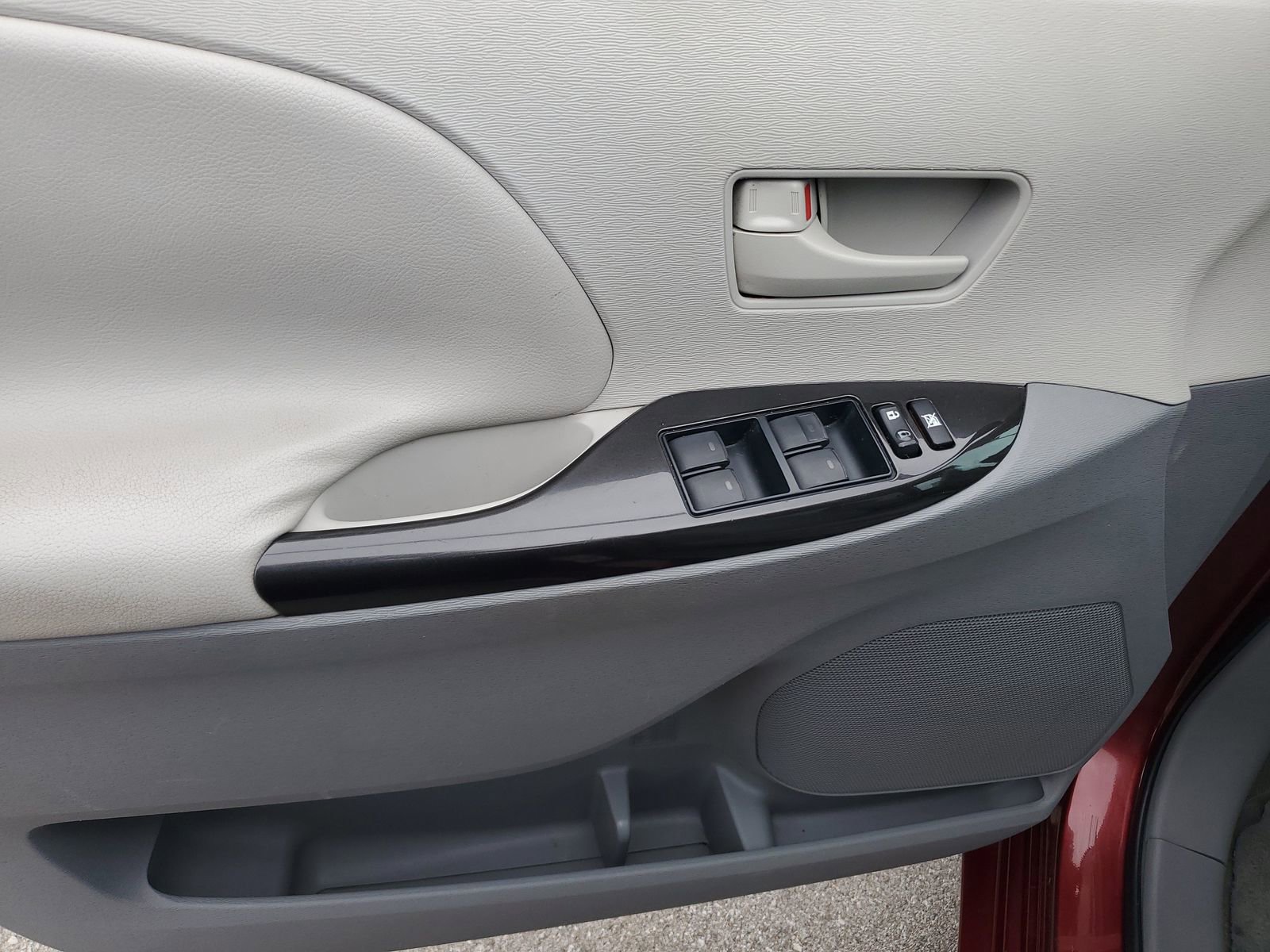 Used 2011 Toyota Sienna LE FWD image 19