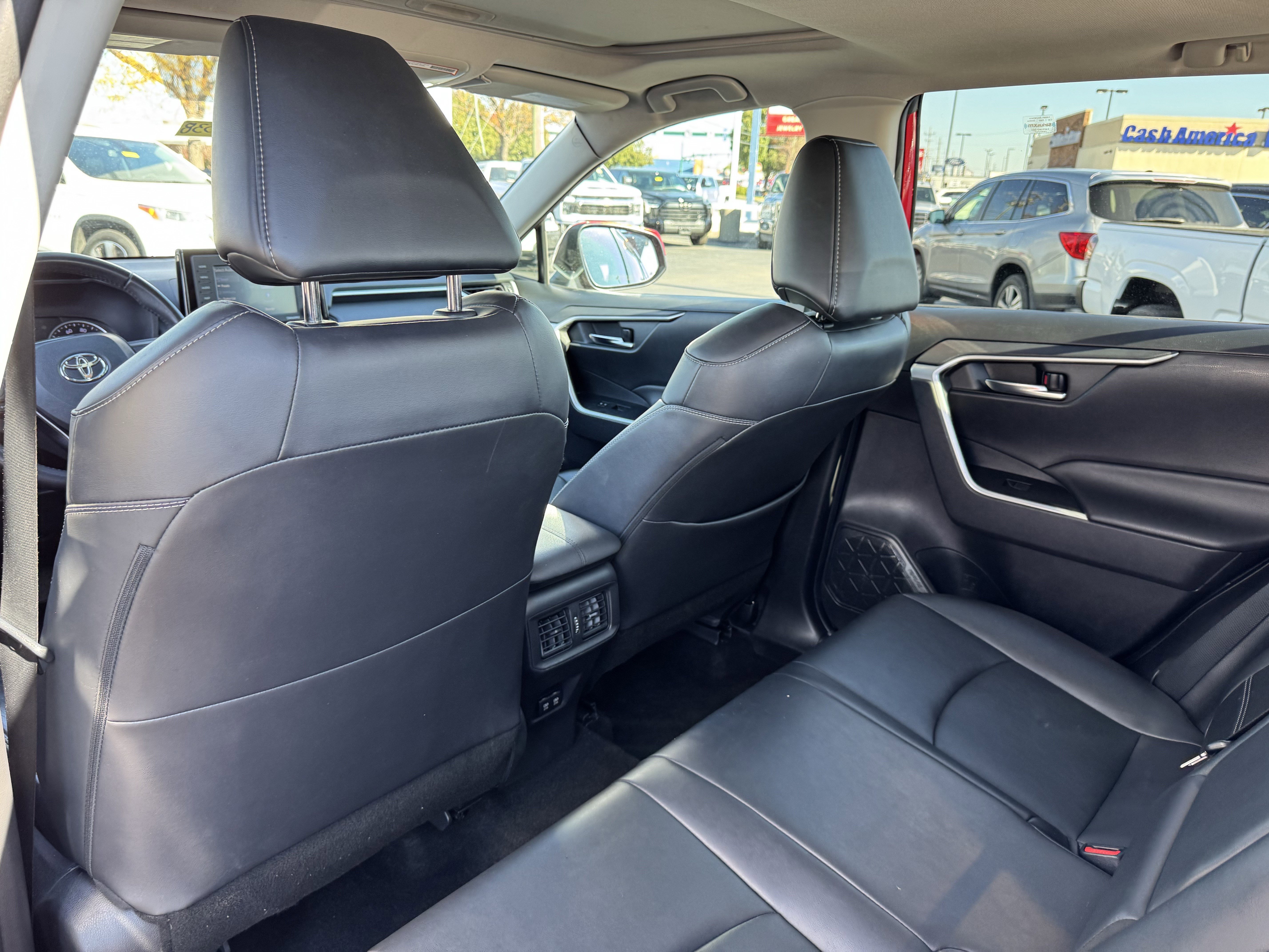 Used 2020 Toyota RAV4 XLE Premium image 33