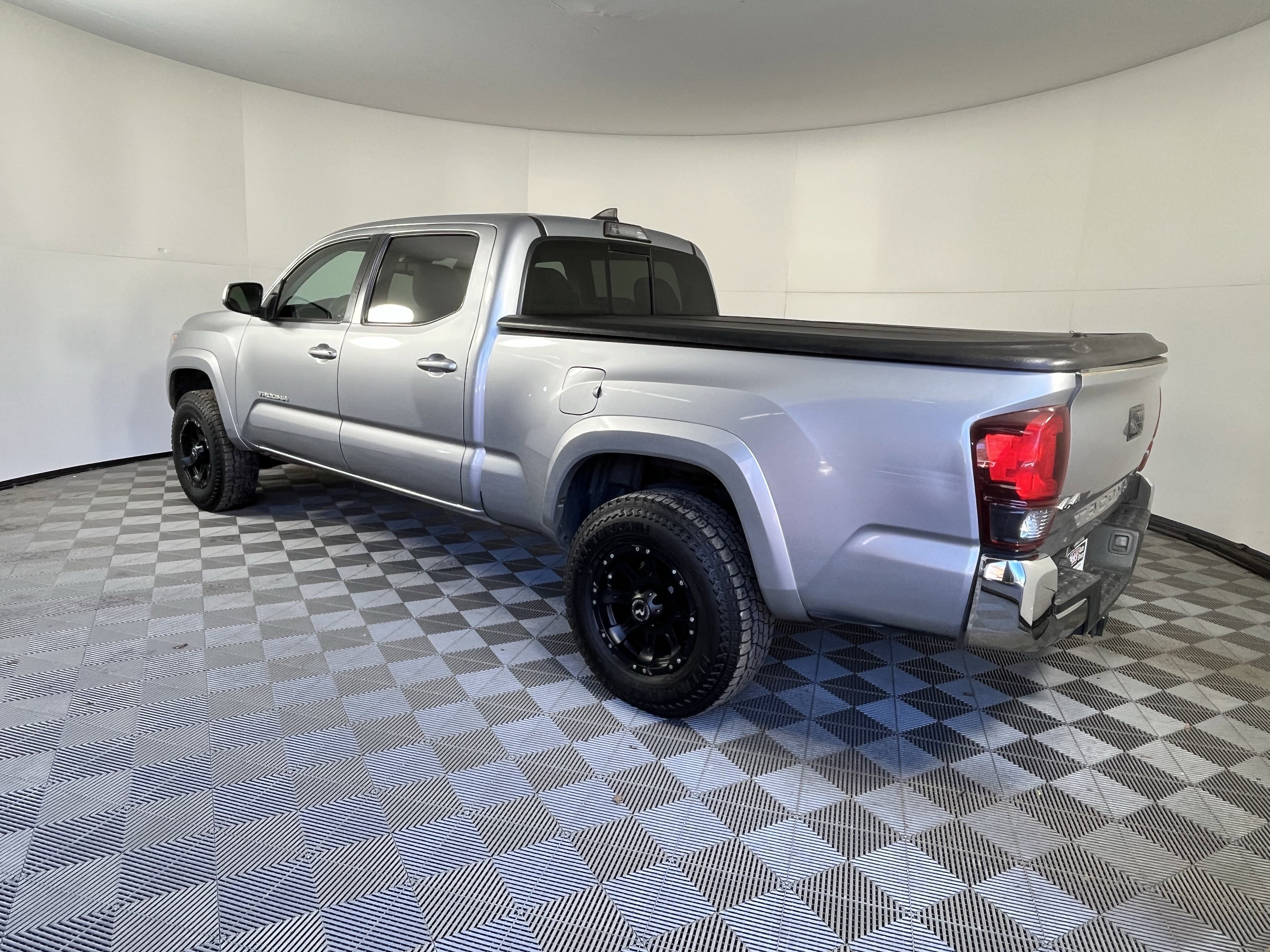 Used 2018 Toyota Tacoma SR5 image 3