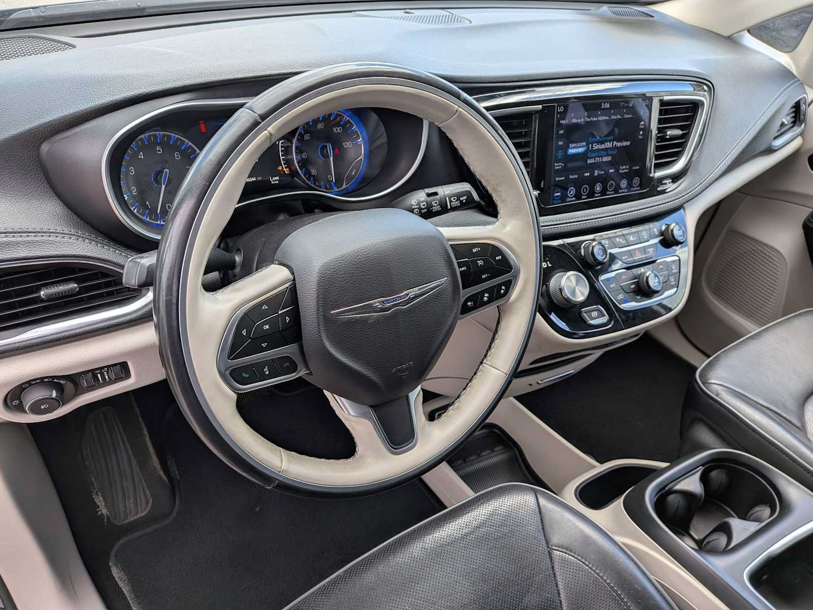 Certified 2018 Chrysler Pacifica Touring-L FWD image 2