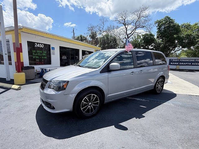 Used 2018 Dodge Grand Caravan SE FWD image 2