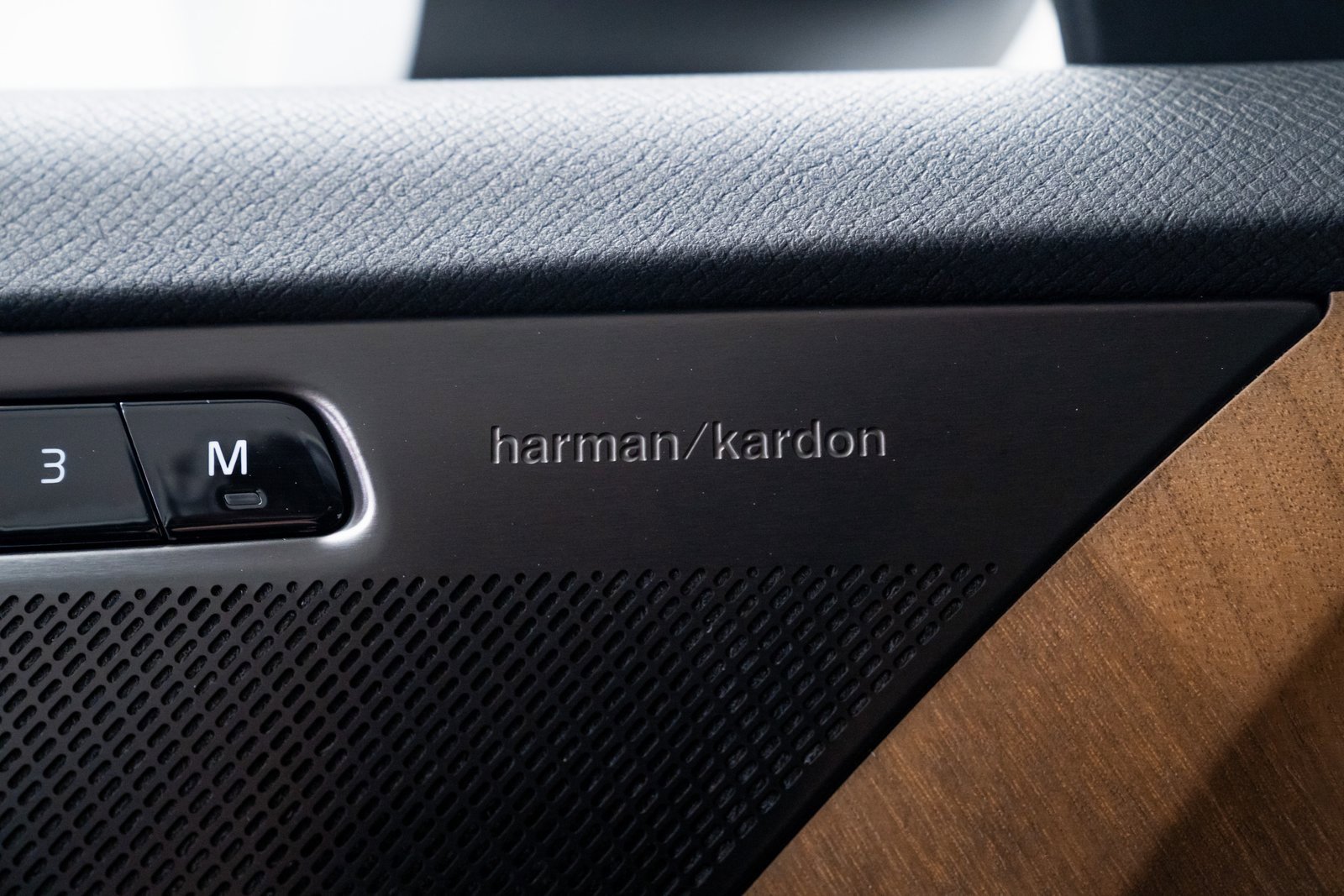 Used 2025 Volvo XC90 T8 Plus image 16