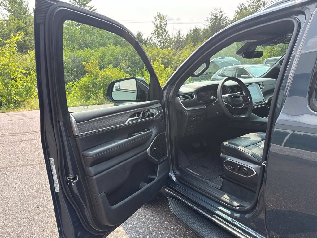 Used 2024 Jeep Wagoneer L Series II w/ Flexible Seating Group AWD/4WD image 13