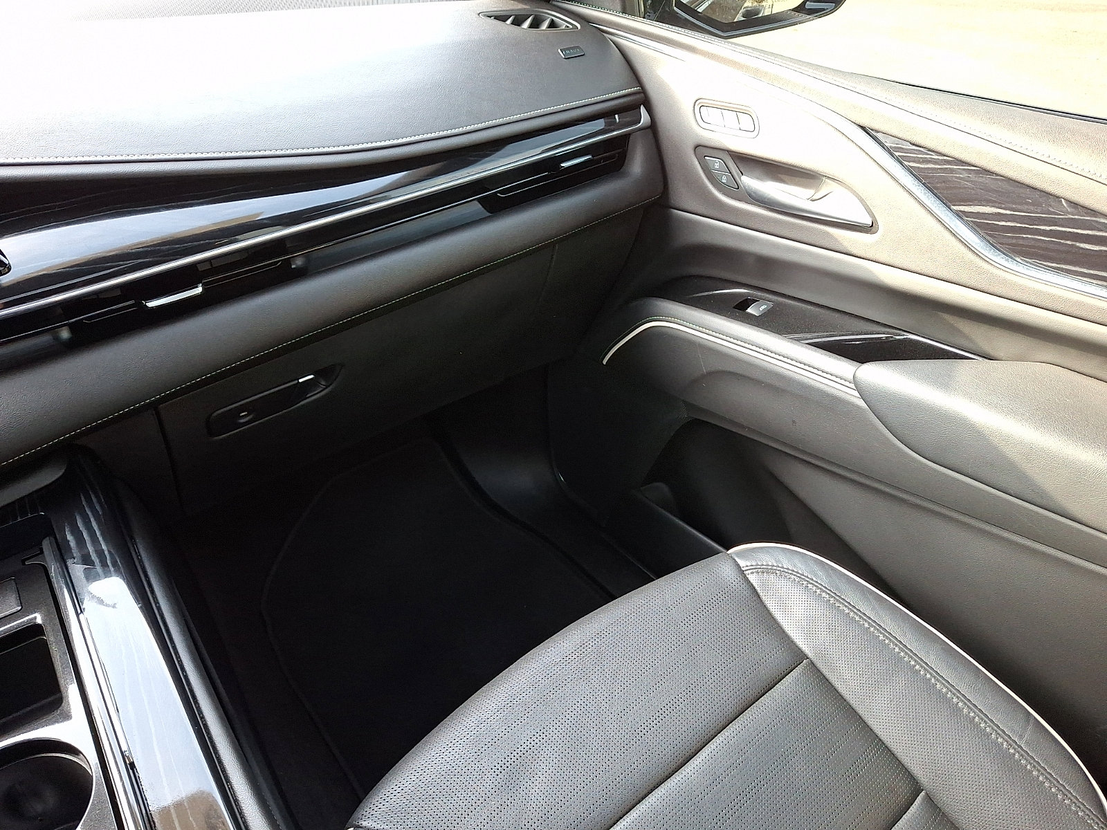 Certified 2024 Cadillac Escalade Sport w/ LPO, ONYX Package image 21