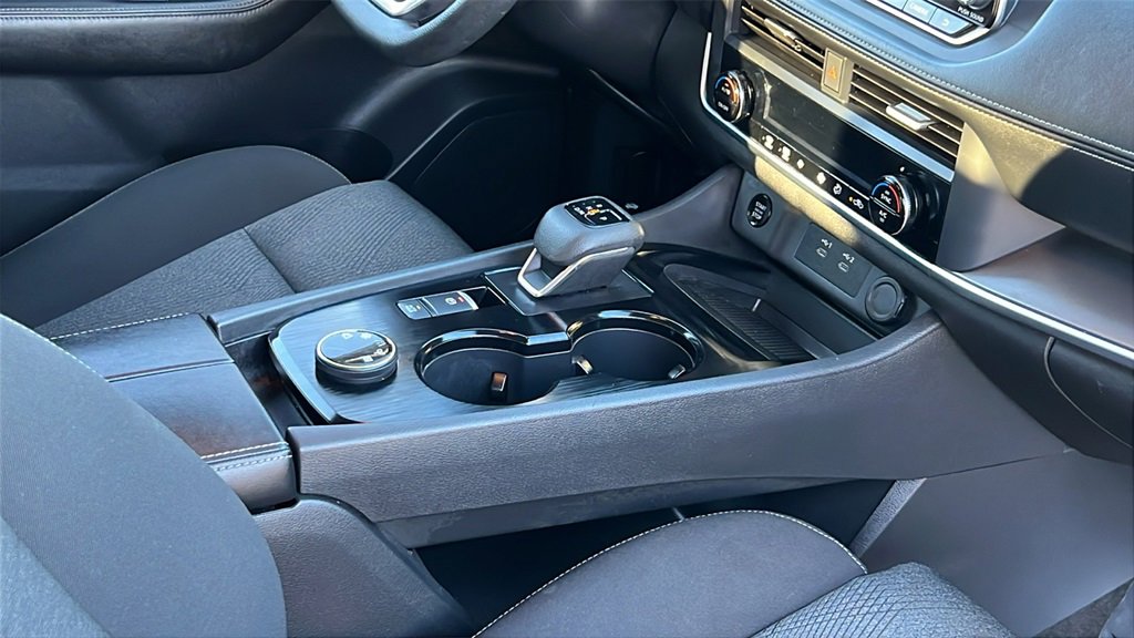 Used 2024 Nissan Rogue SV image 10