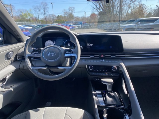 Used 2025 Hyundai Elantra SEL FWD image 9