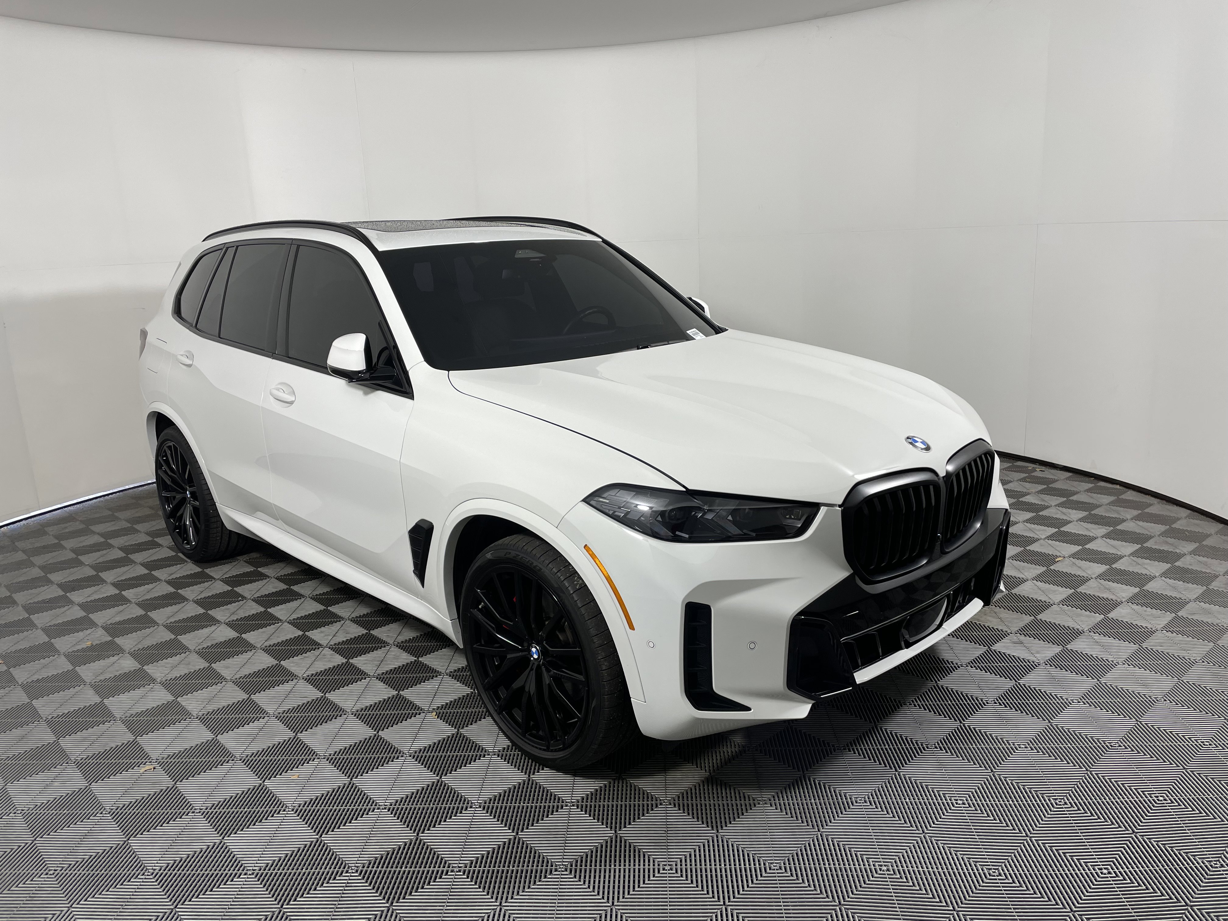 Used 2024 BMW X5 xDrive40i w/ M Sport Package image 7