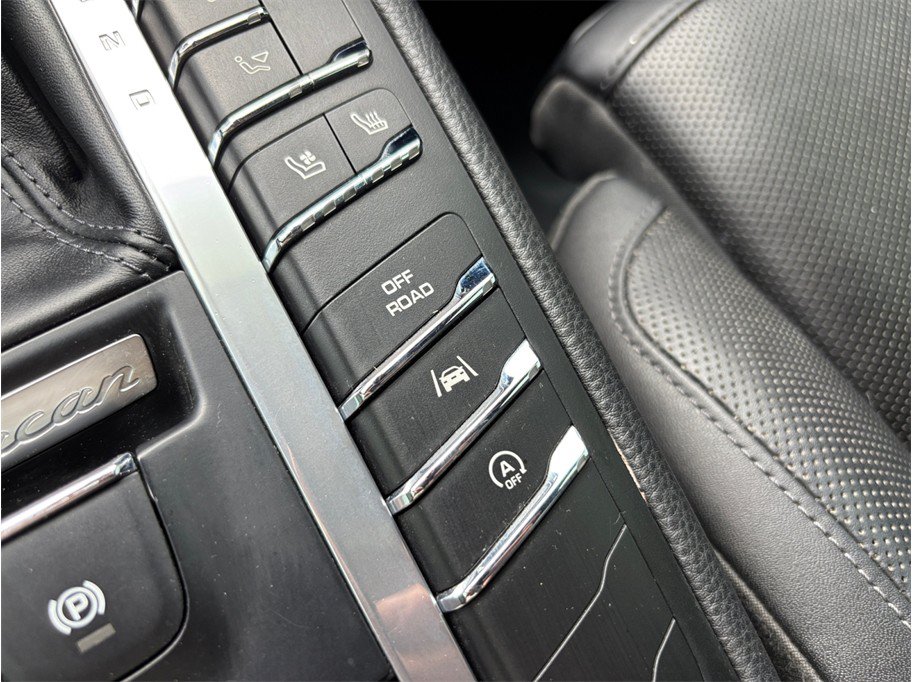 Used 2018 Porsche Macan Sport Edition AWD/4WD image 34
