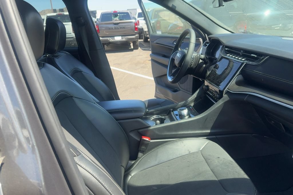Used 2025 Jeep Grand Cherokee Altitude RWD image 15