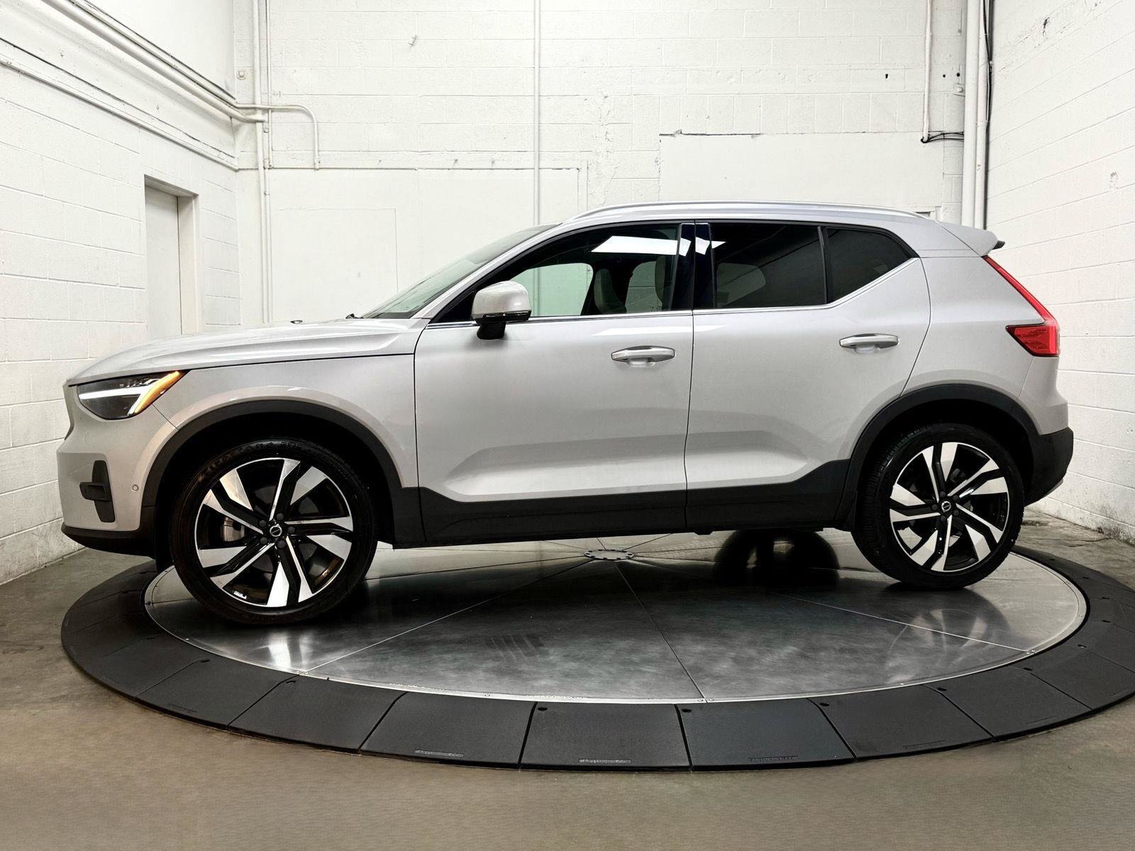 Used 2023 Volvo XC40 B5 Plus w/ Protection Package Premier AWD/4WD image 4