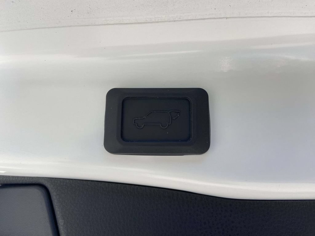 Used 2024 Toyota RAV4 XSE AWD/4WD image 9