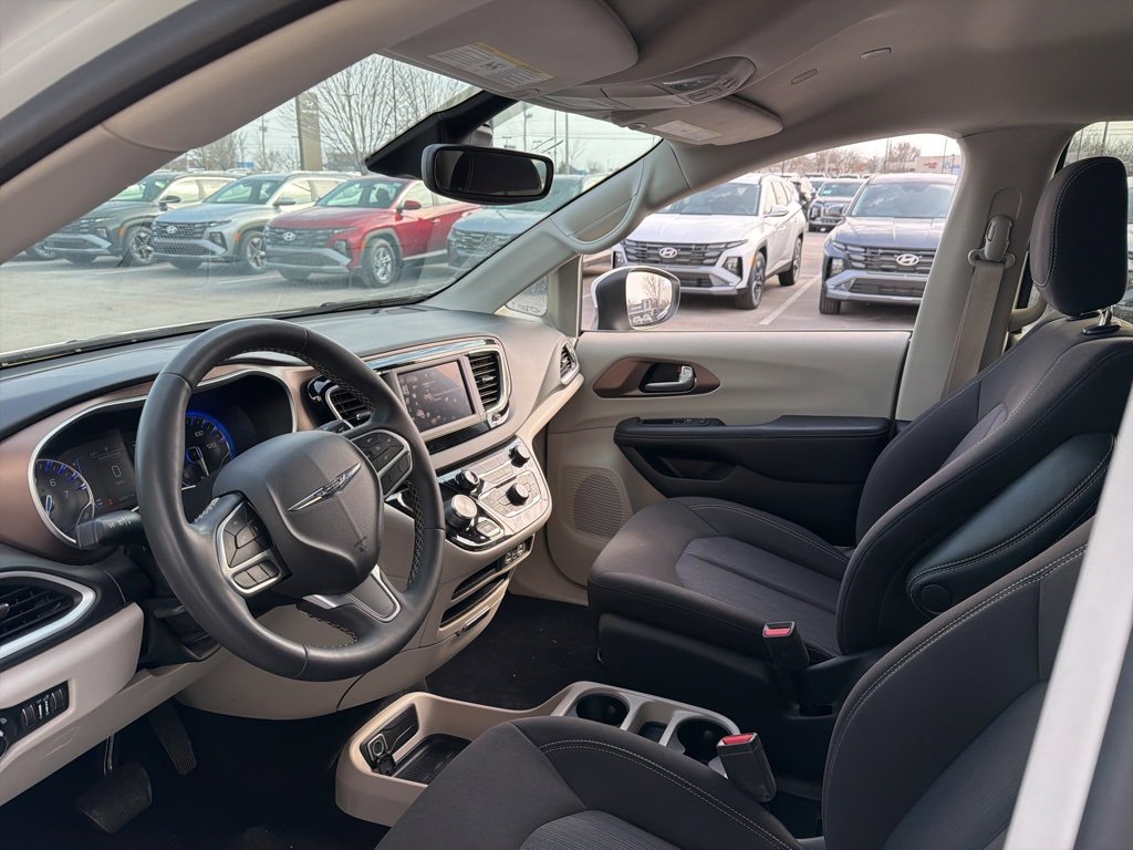 Used 2023 Chrysler Voyager LX image 7