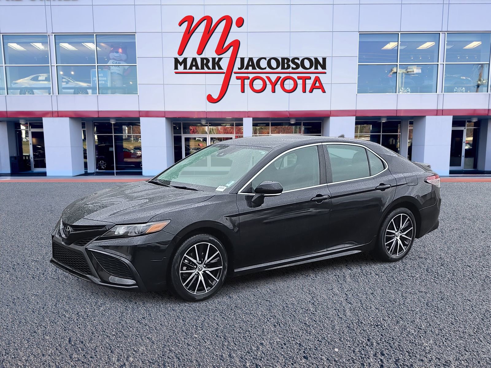 Used 2023 Toyota Camry SE image 1