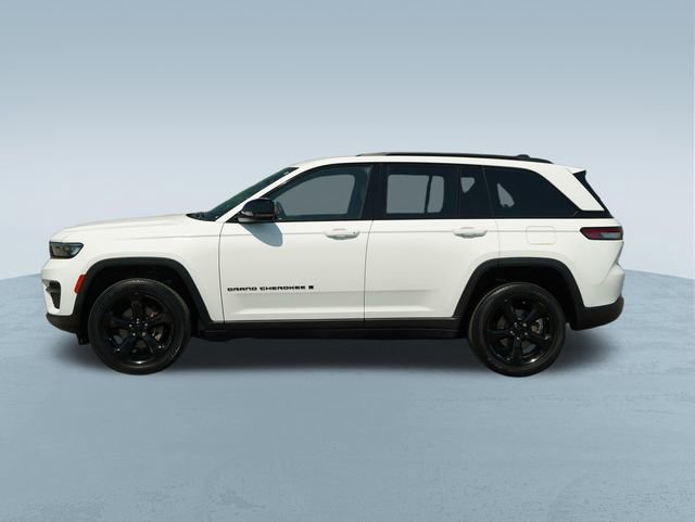 Used 2023 Jeep Grand Cherokee Altitude AWD/4WD image 4