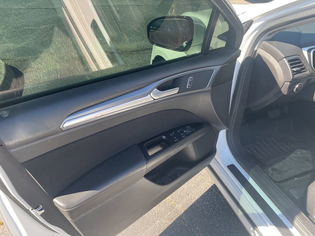 Used 2016 Ford Fusion SE FWD image 16