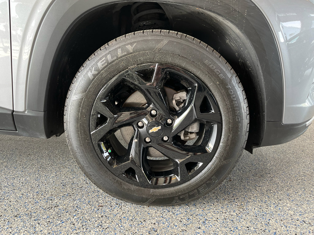 Used 2025 Chevrolet Trax LT w/ Driver Confidence Package FWD image 32