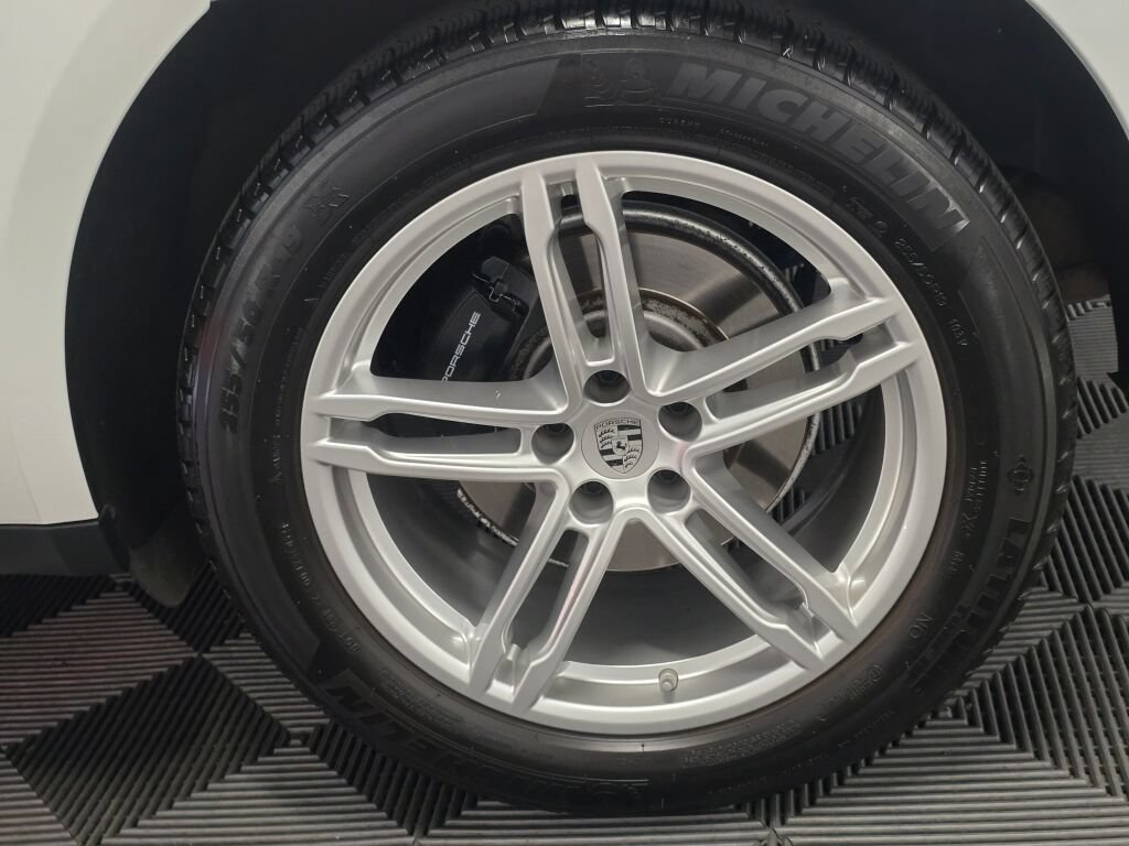 Certified 2024 Porsche Macan AWD/4WD image 35