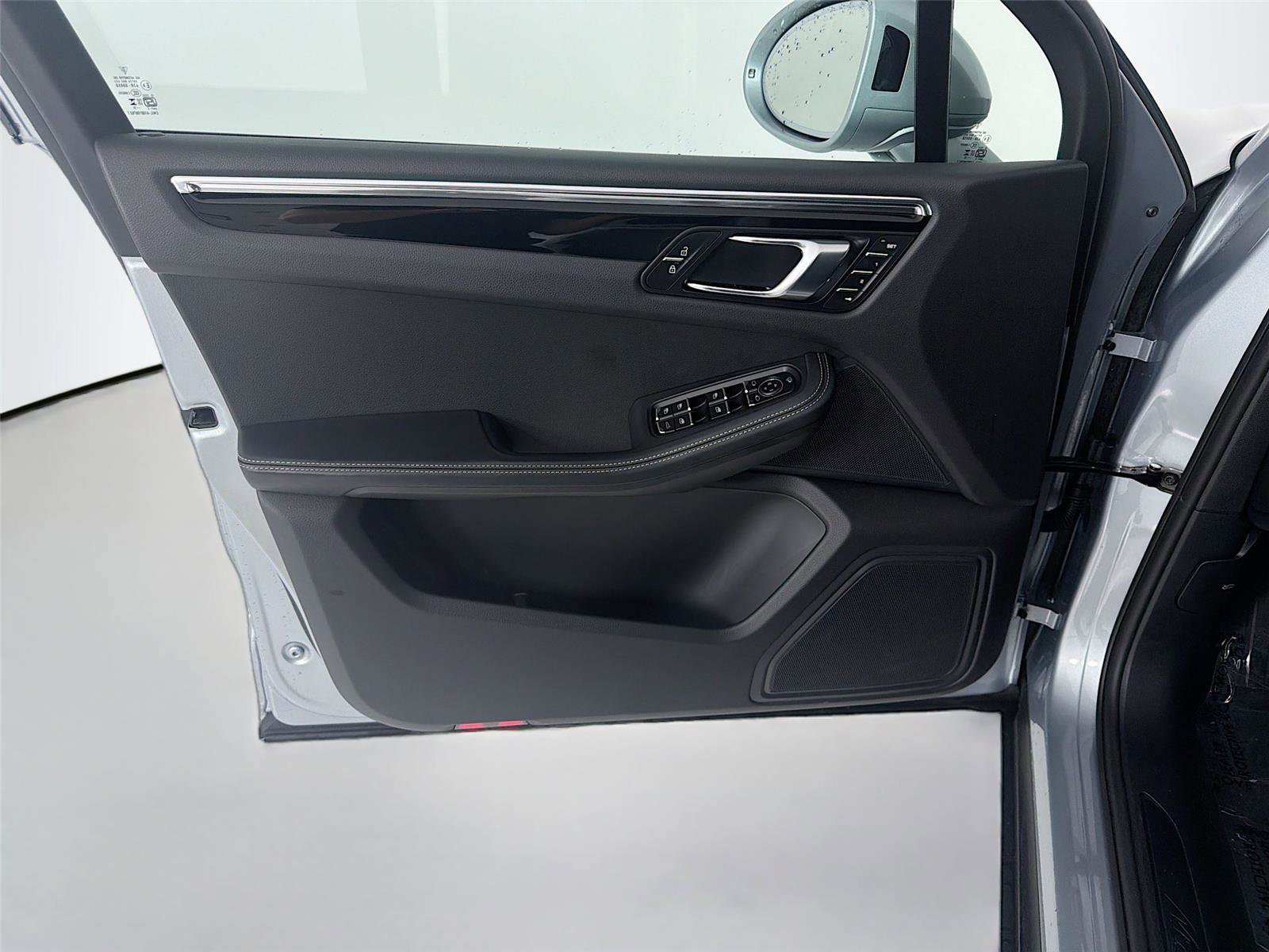 Certified 2025 Porsche Macan image 6